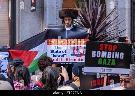 Orthodoxer jüdischer Demonstrant mit antizionistischem Protestplakat beim pro-palästinensischen marsch durch Zentral-London am 14.10.2023. Stockfoto