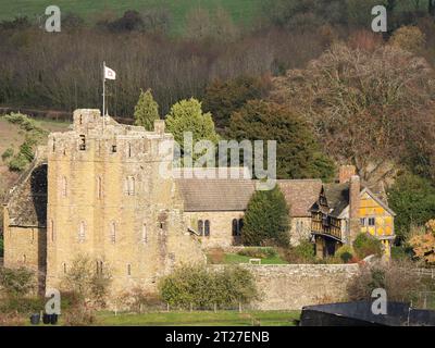 Stokesay Castle in der Nähe von Craven Arms aus Stoke Wood, View Edge, Shropshire, Großbritannien Stockfoto