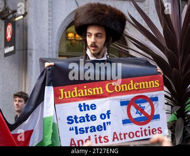 Orthodoxer jüdischer Demonstrant mit antizionistischem Protestplakat beim pro-palästinensischen marsch durch Zentral-London am 14.10.2023. Stockfoto