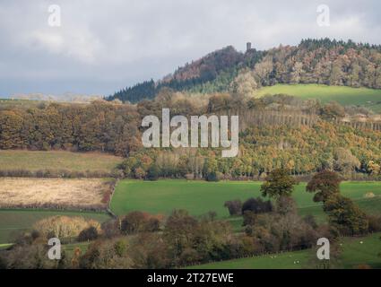 Flunders Folly liegt hoch am südlichen Ende von Wenlock Edge, von Stoke Woods aus gesehen, Craven Arms, Shropshire, Großbritannien Stockfoto