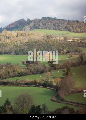 Flunders Folly liegt hoch am südlichen Ende von Wenlock Edge, von Stoke Woods aus gesehen, Craven Arms, Shropshire, Großbritannien Stockfoto