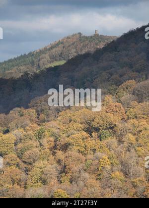 Flunders Folly liegt hoch am südlichen Ende von Wenlock Edge, von Stoke Woods aus gesehen, Craven Arms, Shropshire, Großbritannien Stockfoto