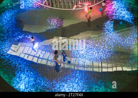 28.02.2018, Singapur, Republik Singapur, Asien - Menschen gehen über die interaktive Digital Light Canvas (Digital Art Installation) von Teamlab. Stockfoto