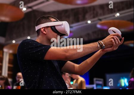 Junger Mann, der mit dem Meta Quest 2 All-in-One VR-Headset während des ZGamer spielt, einem Festival mit Videospielen, digitaler Unterhaltung, Brettspielen und YouTubers d Stockfoto