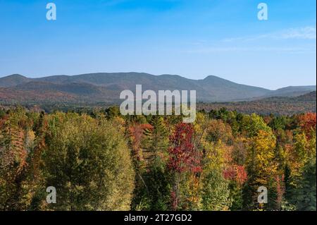 Blick auf die Adirondack Mountains in der Nähe des Indian Lake, NY im Herbst Stockfoto