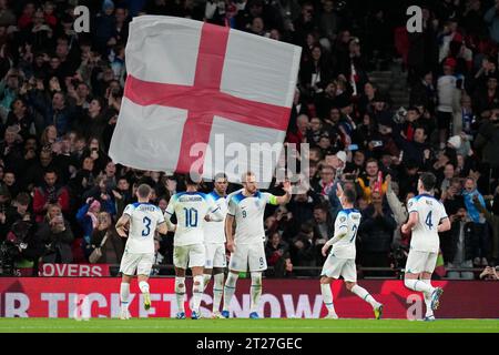 London, Großbritannien. Oktober 2023. Harry Kane (Bayern München) aus England (4. Links) feiert, nachdem er am 17. Oktober 2023 im Wembley Stadium in London das erste Tor aus dem Elfmeterschießt. Foto: David Horn. Quelle: Prime Media Images/Alamy Live News Stockfoto