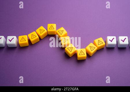 Fehler im Programmcode. Eine Reihe von Fehlfunktionswarnungen. Bei einer Prüfung wurde ein unbekanntes Problem festgestellt. Fehlerkorrektur. Es stimmt etwas nicht. Stockfoto