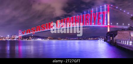 Tag der Republik am 29. Oktober, Feierlichkeiten zum 100. Jahrestag, Hängebrücke am 15. Juli, Istanbul Türkei. Stockfoto