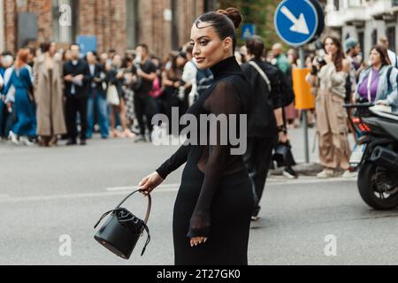 Karen Wazen Bakhazi trägt ein schwarzes langes Kleid außerhalb der MAX MARA Show während der Milan Fashion Week Damenmode Frühjahr/Sommer 2024. Stockfoto