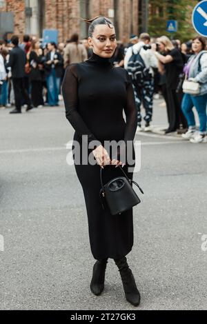 Karen Wazen Bakhazi trägt ein schwarzes langes Kleid außerhalb der MAX MARA Show während der Milan Fashion Week Damenmode Frühjahr/Sommer 2024. Stockfoto