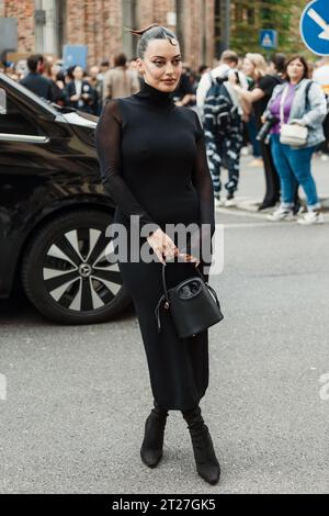 Karen Wazen Bakhazi trägt ein schwarzes langes Kleid außerhalb der MAX MARA Show während der Milan Fashion Week Damenmode Frühjahr/Sommer 2024. Stockfoto