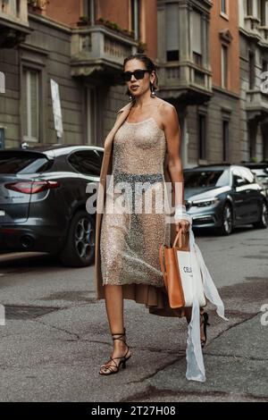 Ein Gast außerhalb der MAX MARA Show während der Mailand Fashion Week Damenbekleidung Frühjahr/Sommer 2024. Stockfoto