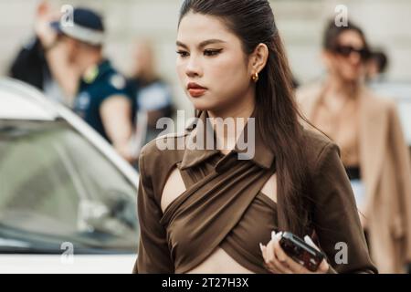 Ein Gast trägt eine braune Bluse auf der Brust, die vor der MAX MARA Show während der Mailand Fashion Week im Frühjahr/Sommer 2024 zu sehen ist. Stockfoto