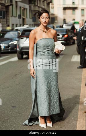 Bettina Looney trägt Halskette, blaues schulterfreies Kleid, weiße Tasche, außerhalb der MAX MARA Show während der Mailand Fashion Week Damenbekleidung Frühjahr/Sommer 2024. Stockfoto