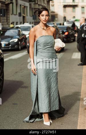 Bettina Looney trägt Halskette, blaues schulterfreies Kleid, weiße Tasche, außerhalb der MAX MARA Show während der Mailand Fashion Week Damenbekleidung Frühjahr/Sommer 2024. Stockfoto