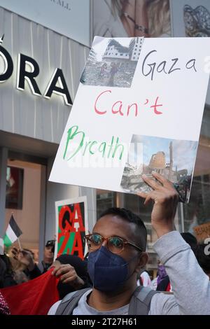 Ein pro-palästinensischer Demonstrant hält während der Demonstration ein Plakat. Pro-palästinensische Kundgebung am Times Square, wo Hunderte von der 42. Bis zur 38. St. versammelten, um gegen die brutale Bombardierung des Gazastreifens durch das israelische Militär zu protestieren, bei der unschuldige Bürger getötet werden und eine humanitäre Krise als Vergeltungsmaßnahme gegen den schrecklichen Terroranschlag der Hamas auf Israel verursacht wird, bei dem Hunderte getötet wurden. Stockfoto