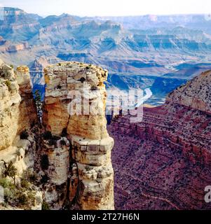 Grand Canyon, Arizona, USA vom Südrand aus gesehen mit dem Colorado River in der Tiefe des Canyons Stockfoto