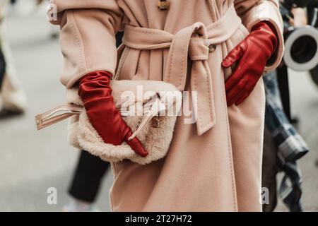 Modische Details. Anna Rosa Vitiello rote Lederhandschuhe, ein Wollmantel, außerhalb der MAX MARA Show während der Mailand Fashion Week Damenbekleidung Frühjahr/Sommer 2024. Stockfoto