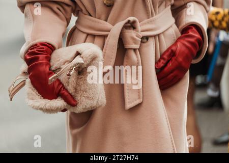 Modische Details. Anna Rosa Vitiello rote Lederhandschuhe, ein Wollmantel, außerhalb der MAX MARA Show während der Mailand Fashion Week Damenbekleidung Frühjahr/Sommer 2024. Stockfoto