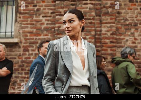 Paola Turani trägt einen grauen Anzug und eine weiße Bluse, außerhalb der MAX MARA Show während der Mailand Fashion Week im Frühjahr/Sommer 2024. Stockfoto