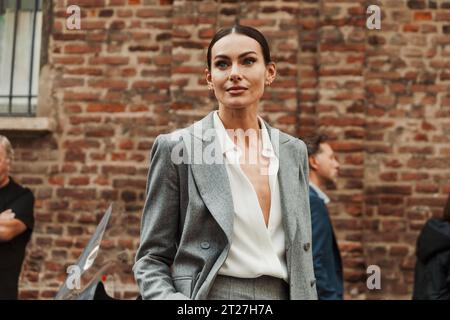 Paola Turani trägt einen grauen Anzug und eine weiße Bluse, außerhalb der MAX MARA Show während der Mailand Fashion Week im Frühjahr/Sommer 2024. Stockfoto