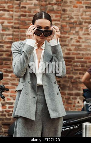 Paola Turani trägt einen grauen Anzug und eine weiße Bluse, außerhalb der MAX MARA Show während der Mailand Fashion Week im Frühjahr/Sommer 2024. Stockfoto