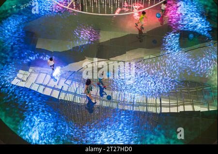 28.02.2018, Singapur, Republik Singapur, Asien - Menschen gehen ueber die interaktive, digitale Lichterleinwand Digital Light Canvas by Teamlab im Einkaufszentrum The Shoppes in Marina Bay Sands ab. Der Digital Light Canvas kombiniert 4D-Vision-Display-Technologie und einen LED-Boden. *** 28 02 2018, Singapur, Republik Singapur, Asien Menschen gehen über die Digital Light Canvas von Teamlab interaktive Digital Light Canvas im Shoppes Shopping Center in Marina Bay Sands die Digital Light Canvas kombiniert 4D Vision Display Technologie und LED Floor Credit: Imago/Alamy Live News Stockfoto