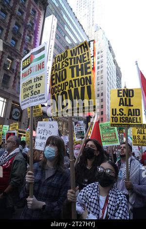 New York, Usa. Oktober 2023. Pro-palästinensische Demonstranten halten Plakate, die ihre Meinung während der Demonstration zum Ausdruck bringen. Pro-palästinensische Kundgebung am Times Square, wo Hunderte von der 42. Bis zur 38. St. versammelten, um gegen die brutale Bombardierung des Gazastreifens durch das israelische Militär zu protestieren, bei der unschuldige Bürger getötet werden und eine humanitäre Krise als Vergeltungsmaßnahme gegen den schrecklichen Terroranschlag der Hamas auf Israel verursacht wird, bei dem Hunderte getötet wurden. (Foto: Catherine Nance/SOPA Images/SIPA USA) Credit: SIPA USA/Alamy Live News Stockfoto