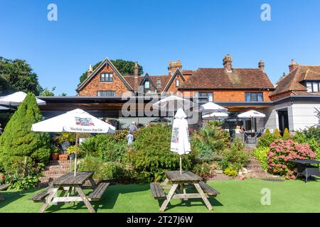 Biergarten im Middle House Restaurant & Pub aus dem 16. Jahrhundert, High Street, Mayfield, East Sussex, England, Vereinigtes Königreich Stockfoto