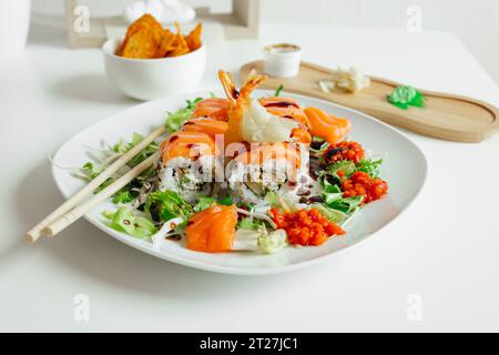 Overhead japanisches Sushi-Essen. Maki und Brötchen mit Lachs, Garnelen, Krabben und Avocado. Blick von oben auf verschiedene Sushi, alles, was man essen kann. Rainbow Sushi Stockfoto