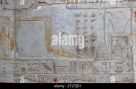 Hieroglyphen rund um die Opfertischszene aus dem Mastaba-Grab von Prinzessin Idut in Sakkara Stockfoto