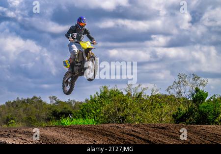 Motorcross Dirtbike auf der Feldpiste im Miamimx Park beim Sprung. Stockfoto