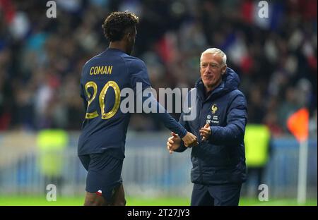 Frankreichs Kingsley Coman (links) feiert mit Cheftrainer Didier Deschamps das vierte Tor des Spiels im Stade Pierre Mauroy in Lille. Bilddatum: Dienstag, 17. Oktober 2023. Stockfoto