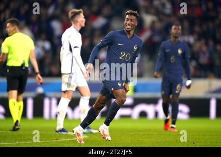 Frankreichs Kingsley Coman feiert das vierte Tor ihrer Mannschaft, während Schottlands Scott McTominay (links) während des internationalen Freundschaftsspiels im Stade Pierre Mauroy in Lille, Frankreich, niedergeschlagen aussieht. Bilddatum: Dienstag, 17. Oktober 2023. Stockfoto