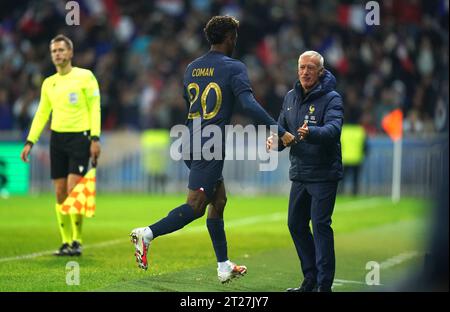 Frankreichs Kingsley Coman (links) feiert mit Cheftrainer Didier Deschamps das vierte Tor des Spiels im Stade Pierre Mauroy in Lille. Bilddatum: Dienstag, 17. Oktober 2023. Stockfoto