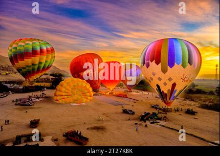 Heißluftballons starten in den frühen Morgenhimmel, vom Heißluftballon Take Off Site in Luxor Stockfoto