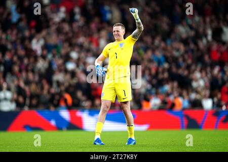 Der englische Torhüter Jordan Pickford feiert den Sieg und die Qualifikation nach dem letzten Pfiff im Qualifikationsspiel zur UEFA Euro 2024 im Wembley Stadium in London. Bilddatum: Dienstag, 17. Oktober 2023. Stockfoto