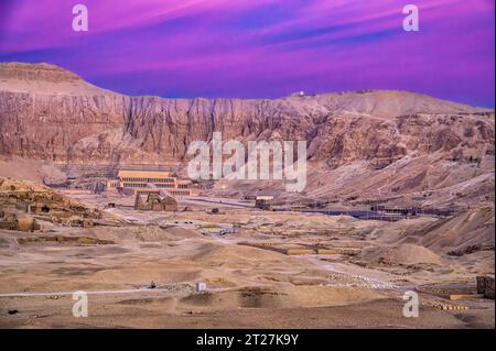 Blick auf Deir el-Bahari und Hatschepsuts Tempel von einem Heißluftballon über Luxor Stockfoto