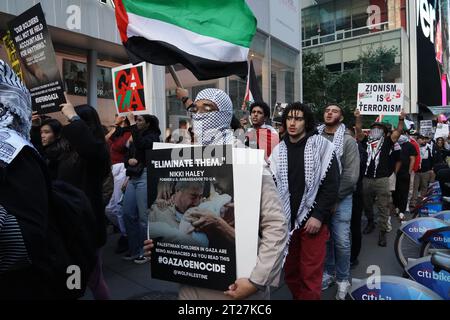 New York, USA. Oktober 2023. Ein pro-palästinensischer Demonstrant hält während der Demonstration ein Plakat. Pro-palästinensische Kundgebung am Times Square, wo Hunderte von der 42. Bis zur 38. St. versammelten, um gegen die brutale Bombardierung des Gazastreifens durch das israelische Militär zu protestieren, bei der unschuldige Bürger getötet werden und eine humanitäre Krise als Vergeltungsmaßnahme gegen den schrecklichen Terroranschlag der Hamas auf Israel verursacht wird, bei dem Hunderte getötet wurden. (Credit Image: © Catherine Nance/SOPA Images via ZUMA Press Wire) NUR REDAKTIONELLE VERWENDUNG! Nicht für kommerzielle ZWECKE! Stockfoto