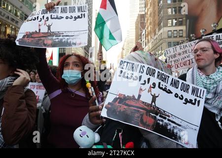 New York, USA. Oktober 2023. Pro-palästinensische Demonstranten halten Plakate, die ihre Meinung während der Demonstration zum Ausdruck bringen. Pro-palästinensische Kundgebung am Times Square, wo Hunderte von der 42. Bis zur 38. St. versammelten, um gegen die brutale Bombardierung des Gazastreifens durch das israelische Militär zu protestieren, bei der unschuldige Bürger getötet werden und eine humanitäre Krise als Vergeltungsmaßnahme gegen den schrecklichen Terroranschlag der Hamas auf Israel verursacht wird, bei dem Hunderte getötet wurden. (Credit Image: © Catherine Nance/SOPA Images via ZUMA Press Wire) NUR REDAKTIONELLE VERWENDUNG! Nicht für kommerzielle ZWECKE! Stockfoto