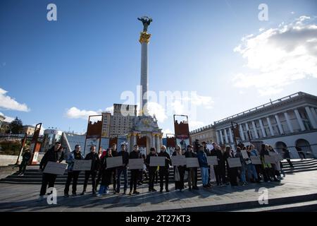 Kiew, Ukraine. Oktober 2023. Aktivisten halten Plakate während eines Wiederaufbaus der Revolution gegen Granit-Protest in Zentral-Kiew. Revolution on Granit ist eine Kampagne großangelegter Aktionen gewaltfreien zivilen Ungehorsams, die zuvor von ukrainischen Jugendlichen, insbesondere Studenten, organisiert wurde. (Foto: Oleksii Chumachenko/SOPA Images/SIPA USA) Credit: SIPA USA/Alamy Live News Stockfoto