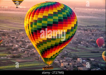 Heißluftballons am Westufer fliegen nach Osten über landwirtschaftliches Land in Richtung Nil Stockfoto