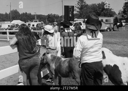 Hopkinton State Fair, New Hampshire 2023: Junge männliche und weibliche Teilnehmer warten in der Schlange, um ihre Miniaturpferde zu zeigen. Das Bild war Stockfoto