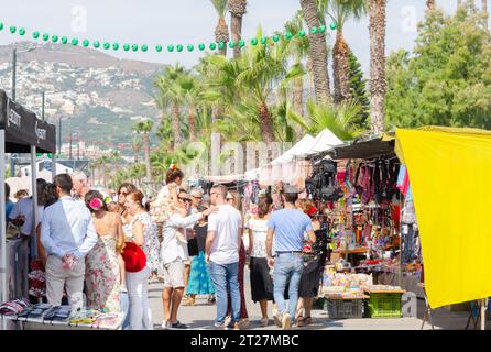 SALOBRENA, SPANIEN - 08. OKTOBER 2023 Einwohner der Stadt Salobrena und Tausende von Gästen, die an der Feier der Patronatszeremonie teilnehmen Stockfoto