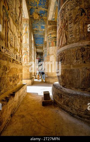 Restaurierungsarbeiten im Portikus des Totentempels von Ramses III. In Medinet Habu, Ägypten. Stockfoto