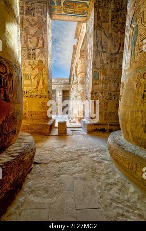 Blick von der Südseite des Portico durch die Säulen des zweiten Hofes auf die zerstörten Osiride-Säulen auf der Ostseite des Hofes Stockfoto