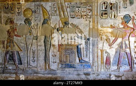 Ramesses III. Opferte seinem Vorfahren Ramesses II. Vor der thebanischen Triade von Amun-Ra, Mut und Khonsu Stockfoto