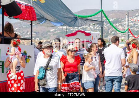 SALOBRENA, SPANIEN - 08. OKTOBER 2023 Einwohner der Stadt Salobrena und Tausende von Gästen, die an der Feier der Patronatszeremonie teilnehmen Stockfoto