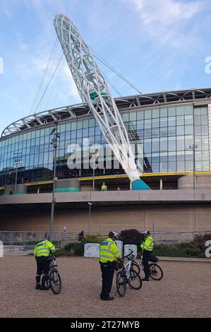 London, Großbritannien. Oktober 2023. Polizeipräsenz beim Qualifikationsspiel England gegen Italien zur UEFA Euro 2024 im Wembley Stadium, London, Großbritannien am 17. Oktober 2023. Quelle: Paul Marriott/Alamy Live News Stockfoto