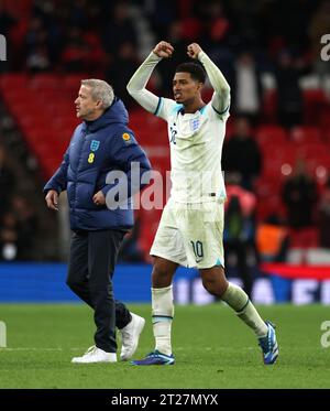 London, Großbritannien. Oktober 2023. Jude Bellingham (E) feiert das Ende beim Qualifikationsspiel England gegen Italien zur UEFA Euro 2024 im Wembley Stadium, London, Großbritannien am 17. Oktober 2023. Quelle: Paul Marriott/Alamy Live News Stockfoto